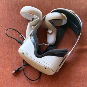 Quest 2 Wireless VR Headset with White Controllers

Like New - used @ 4 times!